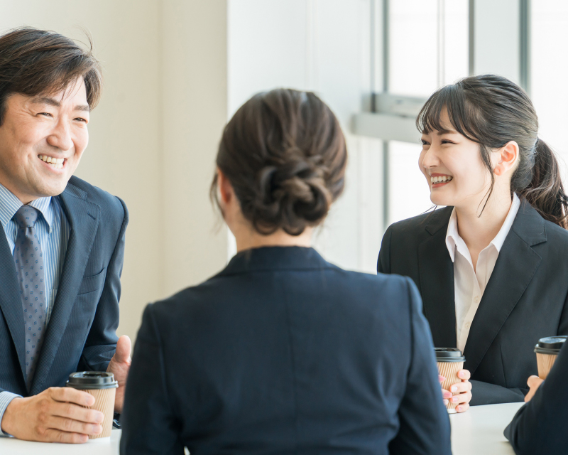 笑顔で話し合う社会人