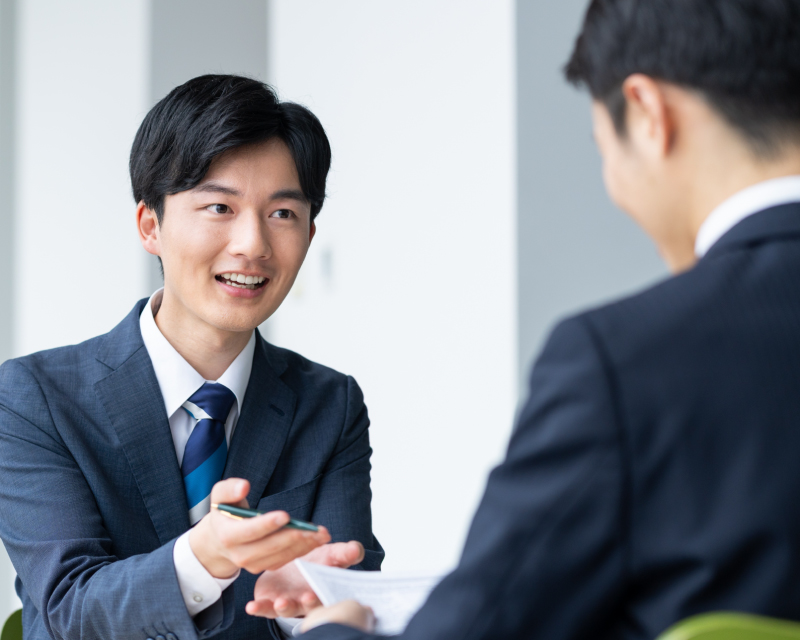 資料を説明する社会人
